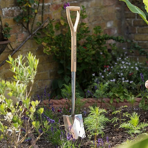 Kent & Stowe Stainless Steel Digging Spade 6 Kent & Stowe Stainless Steel Digging Spade - Image 4